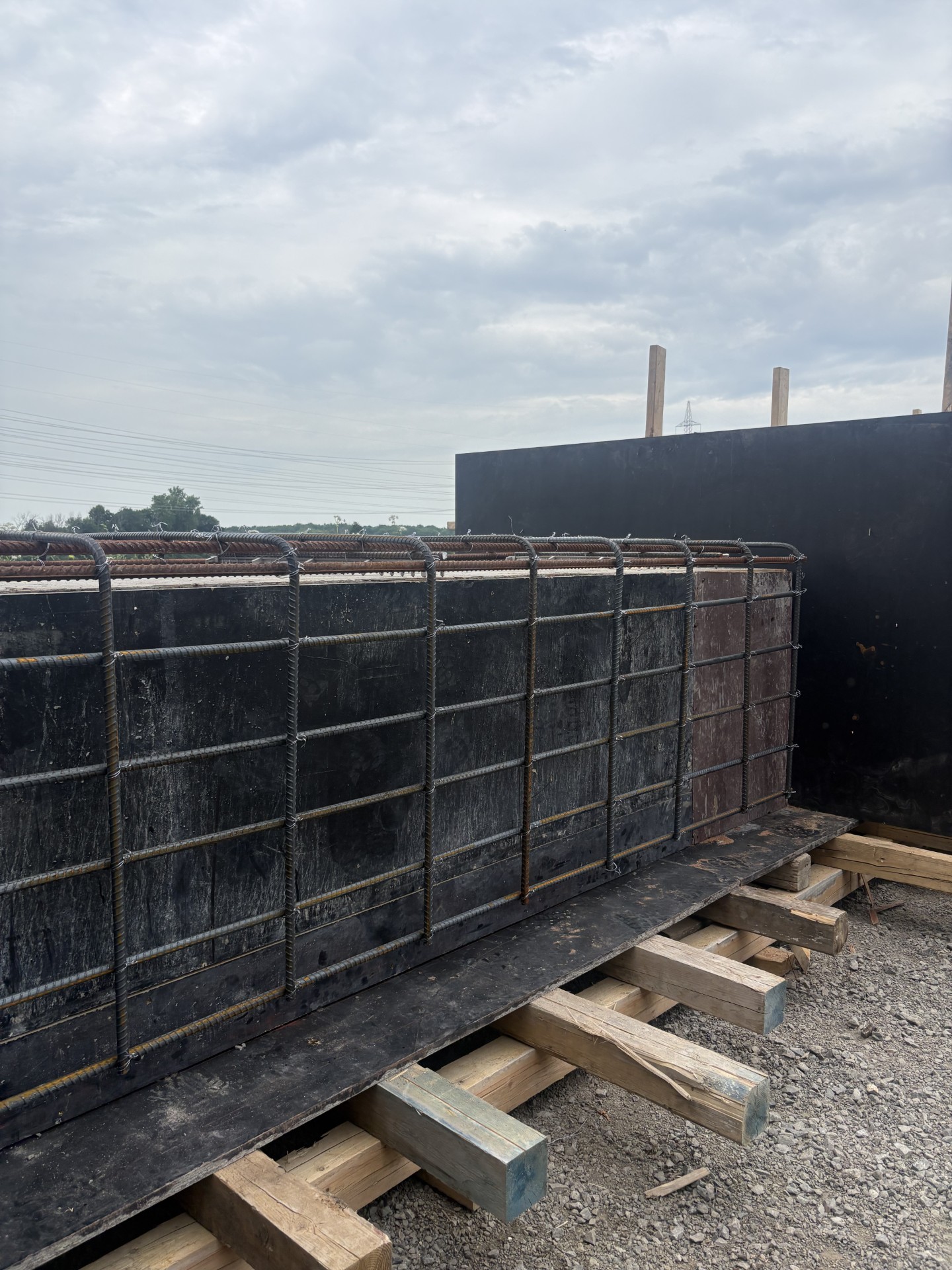 Dalle de béton en milieu boisé
